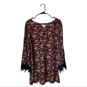 Glamorous Floral Tunic with Lace Sleeve Design